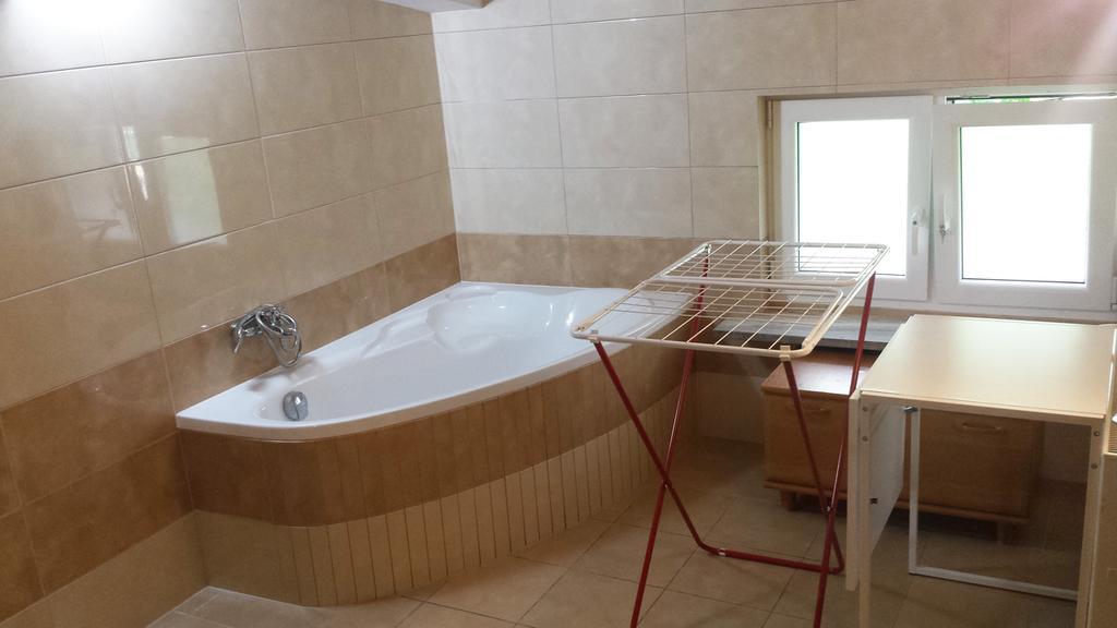 Apartamenty I Pokoje Przy Parku เยเลเนียกูรา ภายนอก รูปภาพ